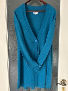 Avenue Light weight  cardigan sweater with single button . Size 14-16. Vintage